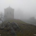 teren klasztorny na Łysej Górze spowity mgłą