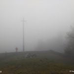 Łysa Góra. Krzyż we mgle.