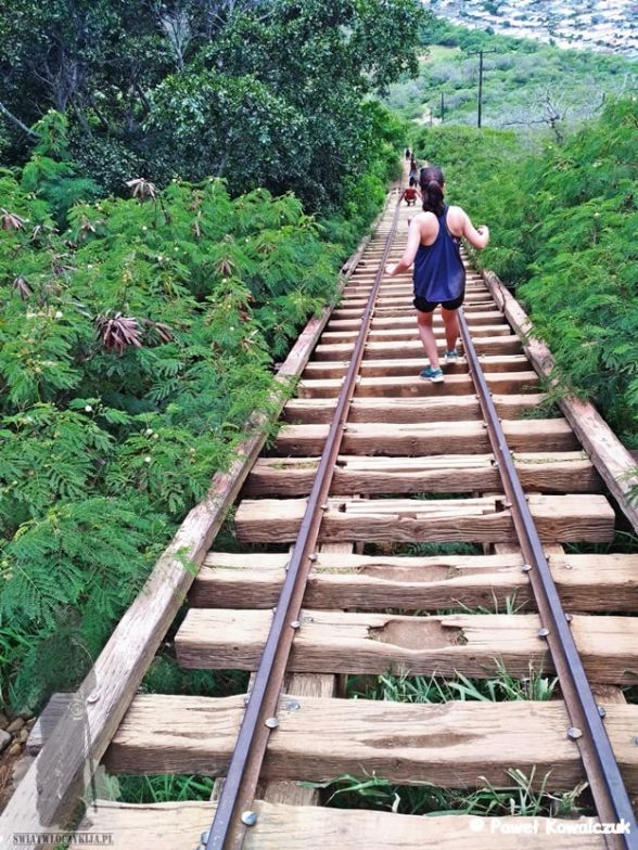 Koko railway trail - nielegalny szlak na krater wulkaniczny na wyspie Oahu. Szlak wiedzie po starej lini kolejowej nad przepaścią. W tle widać ostrożnie stąpających ludzi