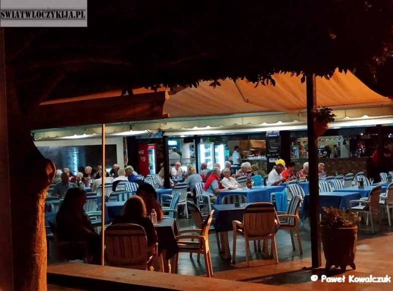Restauracja w Puerto de Santiago nocą