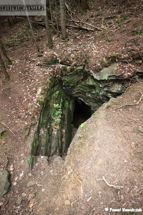 Jaskinia na górze Szczebel. Na zdjęciu wejście do jaskini Zimna Dziura