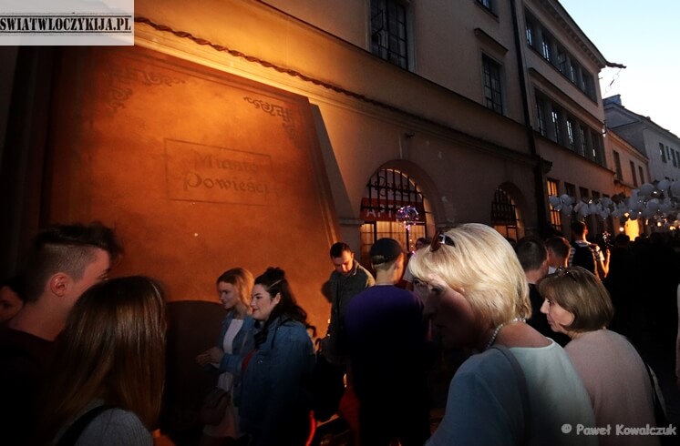 Wielka Księga oparta o kamienicę. Instalacja artystyczna na Noc Kultury w Lublinie