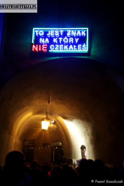 Neon z napisem "To jest znak na który nie czekałeś". Noc Kultury 2019