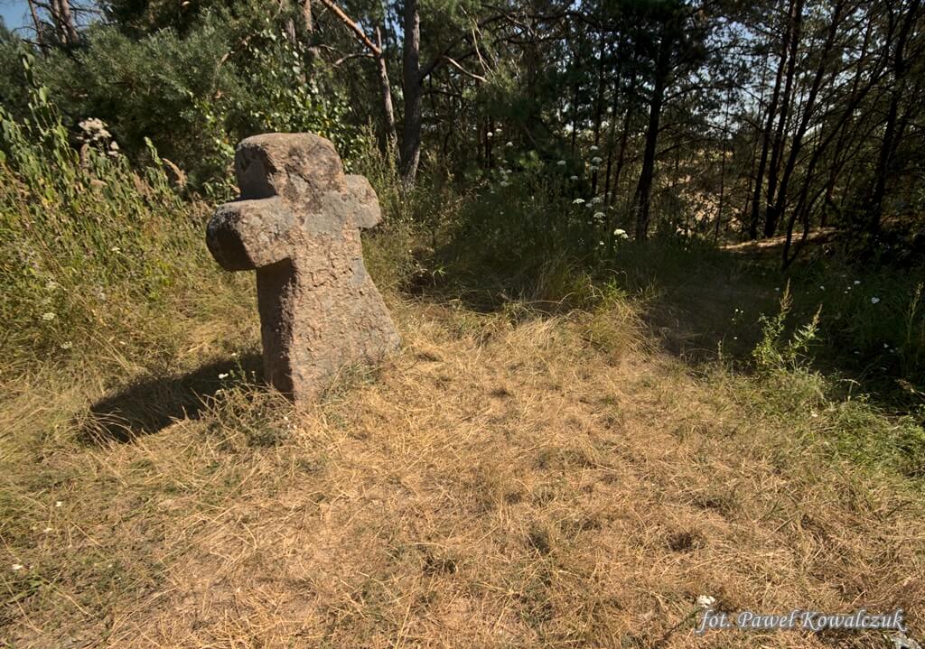 Granitowy masywny kamienny krzyż niedaleko miejscowości Neple na Podlasiu zwany Kamienną Babą