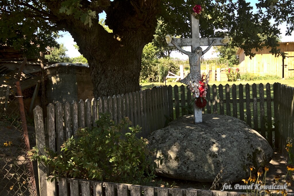 Krzyż w kamiennym głazie w miejscowości Neple